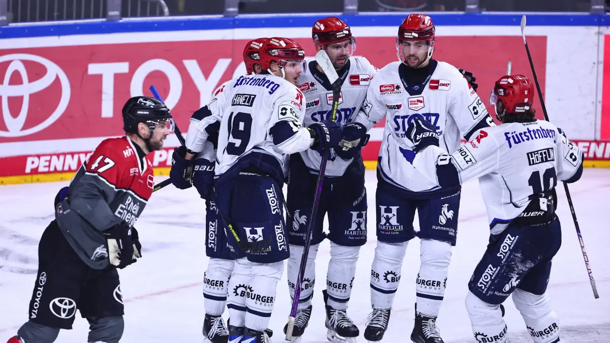 Die Schwenninger Spieler feiern das Tor von Hakon Haenelt Schwenninger Wild Wings, 19, links zum 2:2 gegen Koeln GER, Koelner Haie vs Schwenninger Wild Wings, Eishockey, Penny DEL, 49. Spieltag, Spielzeit 2026/2027, 20.10.2026 GER, Koelner Haie vs Schwenninger Wild Wings, Eishockey, Penny DEL, 49. Spieltag, Spielzeit 2026/2027, 20.10.2026 Koeln *** The Schwenningen players celebrate Hakon Haenelt s goal Schwenningen Wild Wings, 19, left to make it 22 against Cologne, GER Cologne Haie vs. Schwenningen Wild Wings, ice hockey, Penny DEL, Matchday 49, 20262027 season, October 20, 2026, Germany, Cologne Haie vs. Schwenningen Wild Wings, ice hockey, Penny DEL, Matchday 49, 20262027 season, October 20, 2026, Cologne Copyright: xEibner-Pressefoto/RenexWeissx EP_RWS