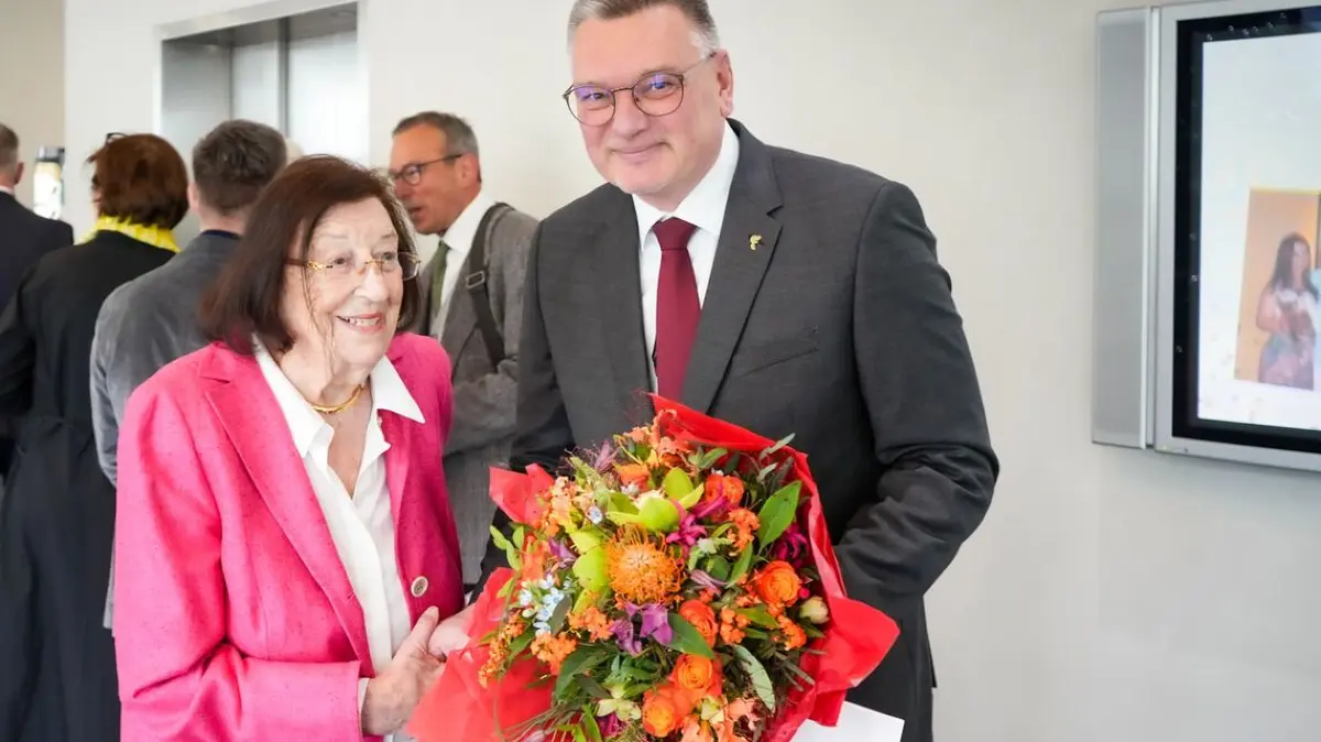 Im Jahr 2024 gratuliert Oberbürgermeister Norbert Zeidler der Unternehmenspatriarchin Sieglinde Vollmer zum 100. Geburtstag. Wenige Monate später stirbt sie.