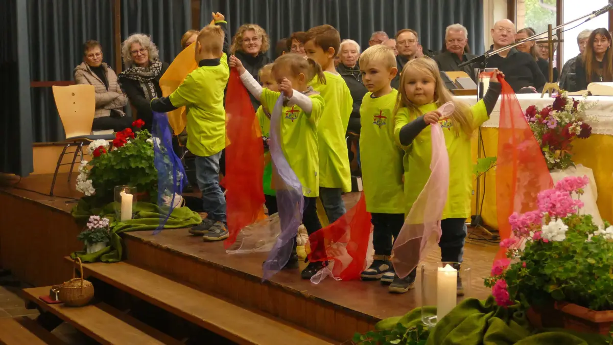 Begeistert präsentieren sich Kindergartenkinder von St. Joseph im Bad Dürrheimer Ortsteil Unterbaldingen nach dem Gottesdienst bei bei einer Aufführung.