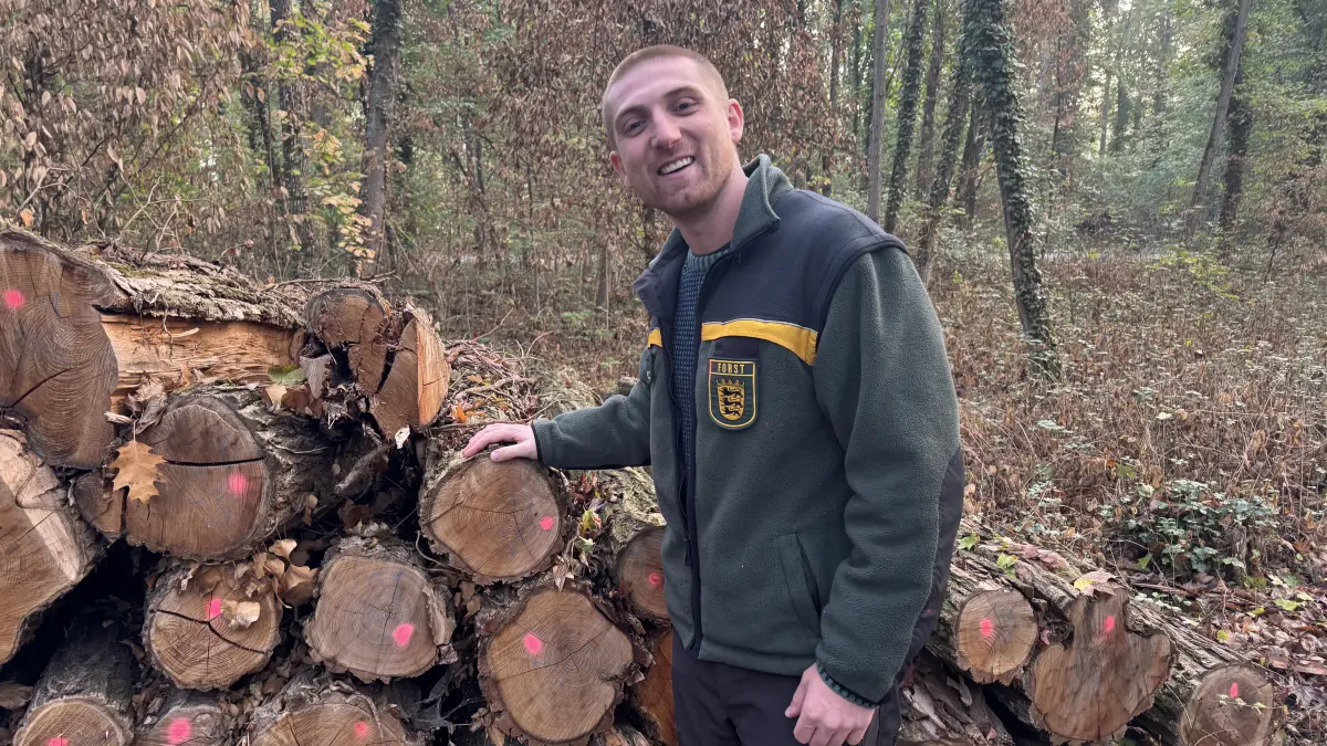 Er beobachtet weiter, ob sich die Bäume von dem extremen Hitzesommer erholen: Revierleiter Jakob Jetter im Weiler Wald im Niederried