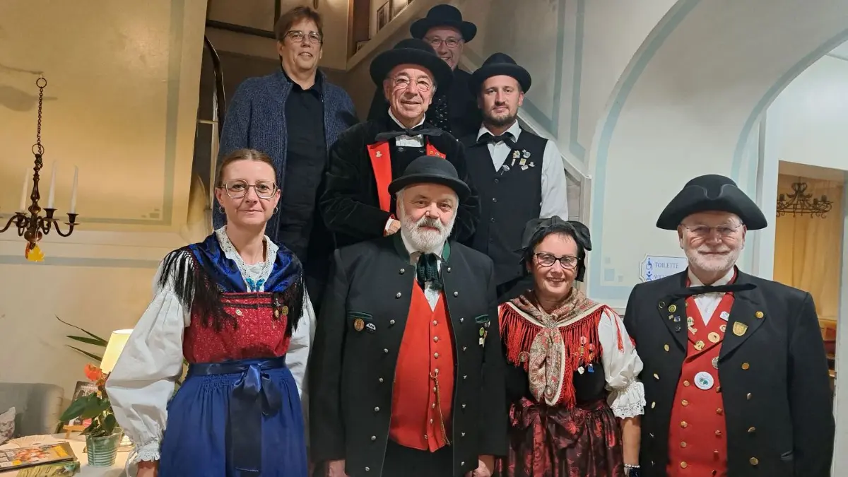Sprachen bei der BHV-Herbstversammlung (vorn von links): Präsidiumsassistentin Silke Oßwald, Kreisobmann Alfred Knauber, Marianne Waßmer (stellvertretende Kreisobfrau) und Gunther Udri (Vorstandsmitglied) sowie (Mitte von links) Siegfried Eckert (Präsident BHV) und Ulrich Danzeisen (Vorsitzender der Trachtenjugend im BHV) sowie (hinten von links) Zells Bürgermeisterin Marion Isele und BHV-Vorsitzender Martin Welle.