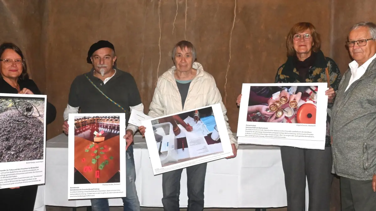 Stephanie Holder (links) und Gerhard Benner (rechts) vom Dunninger Heimat- und Kulturverein mit den Gewinnern des Fotowettbewerbs: (von links) Thomas Decker (3. Preis), Renate Greve (Siegerin) und Angela Gessler (2. Preis).