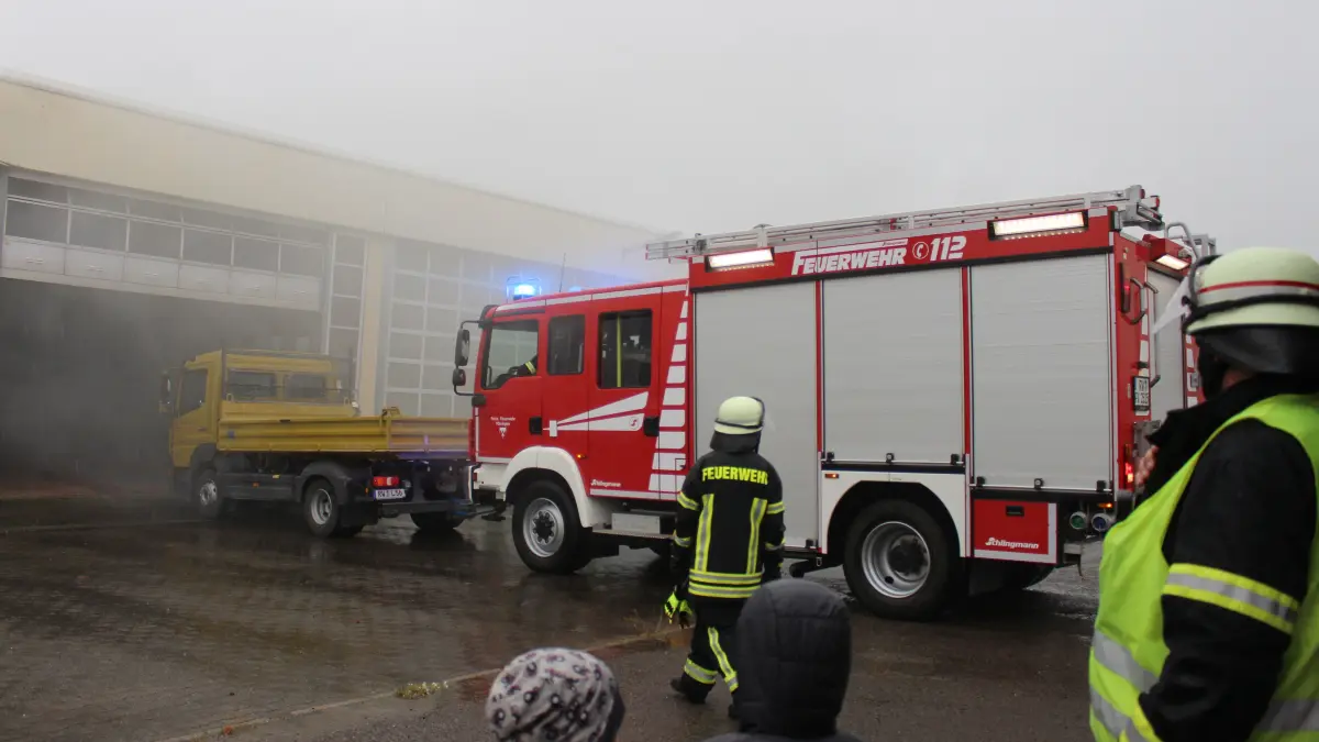 Der "brennende" Lkw wurde rückwärts aus der Halle gezogen.