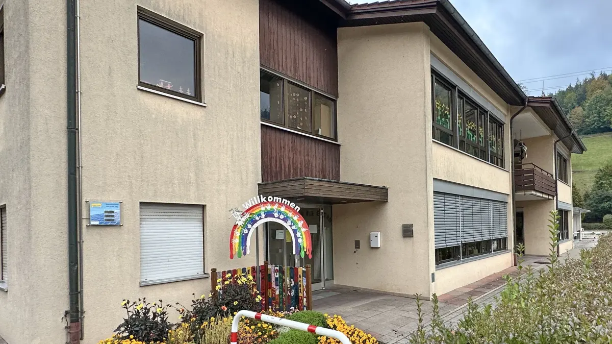 Der Höfener Kindergarten bekommt neue Eingangstüren. Die vorhanden stammen noch aus dem Bauzeit in den 1970er Jahren.