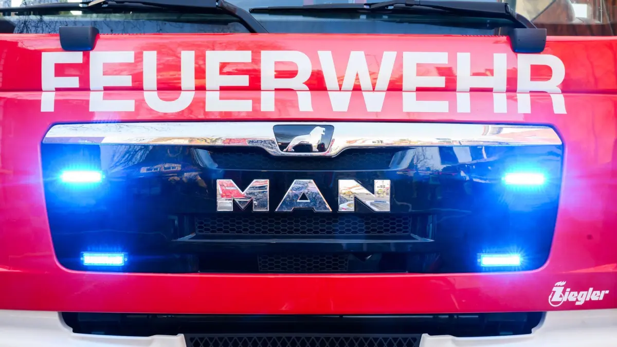 Feuerwehr: PRODUKTION - 03.02.2025, Niedersachsen, Hannover: Blaulichter leuchten an einer Einsatzstelle an einem Löschfahrzeug der Feuerwehr. (zu dpa: «Decke von Hotel-Lounge stürzt ein - zwei Verletzte») Foto: Julian Stratenschulte/dpa +++ dpa-Bildfunk +++