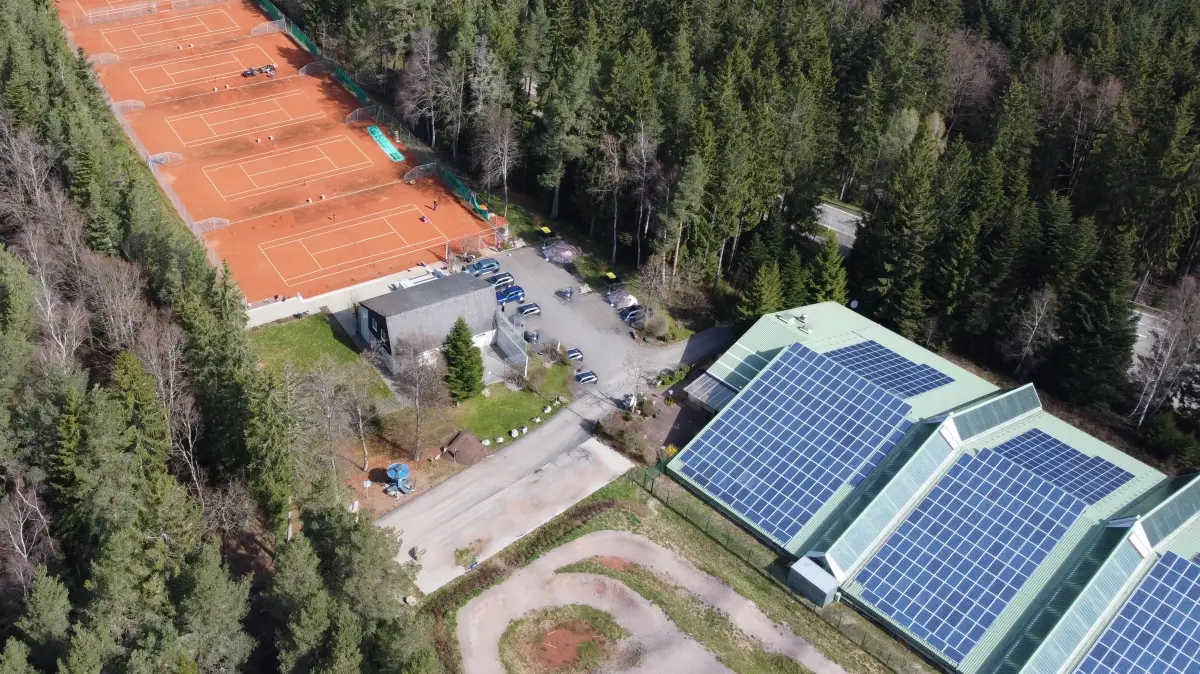 Die Tennisanlage im Hochwald – vorne im Bild die Tennisfalle, hinten die Freiplätze – ist Mittelpunkt des Vereinslebens beim Tennisclub St. Georgen.