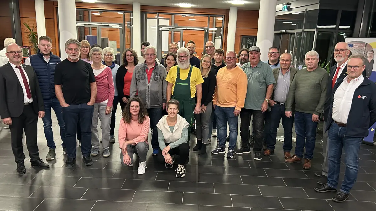 Blutspender wurden von Bürgermeister Christoph Enderle (links), Frank Vogel vom DRK‑Ortsverein Loßburg (rechts) und Walter Morlock vom DRK‑Ortsverein Wittendorf (Zweiter von rechts) für ihre Blutspenden geehrt.
