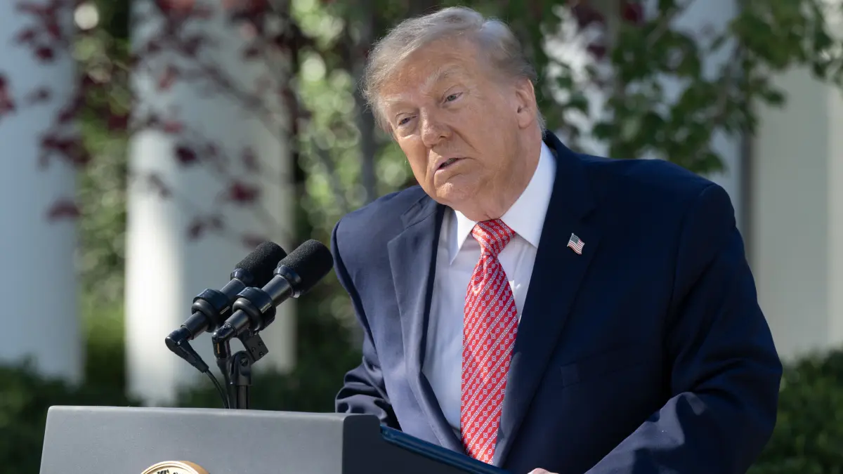 Melania-Initiative: Trump unterzeichnet Dekret für Frauengesundheit: United States President Donald J Trump makes remarks prior to signing an Executive Order establishing a dedicated women’s health arm at the National Institutes of Health (NIH), in the Rose Garden of the White House in Washington, DC, USA, on Monday, October 19, 2026. This is first lady Melania Trump’s second major initiative as first lady and will focus on doing more research on women’s issues and translating that into treatments and cures.
Credit: Ron Sachs/Pool/Sipa USA