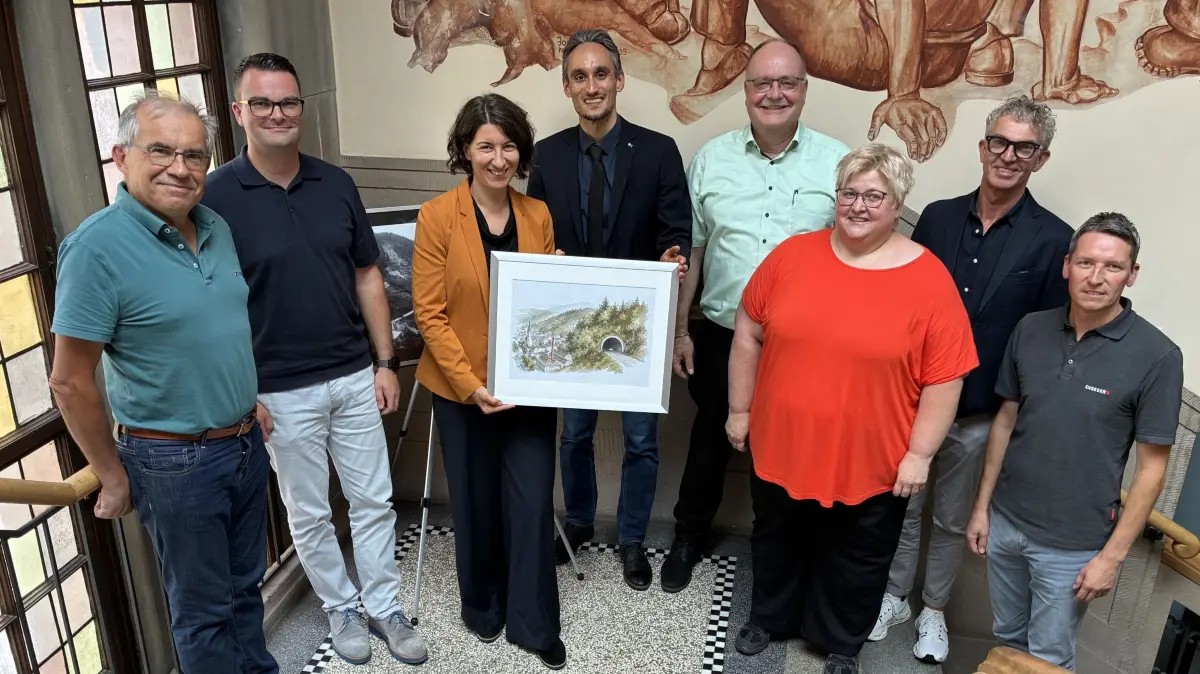 Von links: Thomas Brantner (CDU-Fraktionsvorsitzender), Bent Liebrich (Stadt Schramberg), Oberbürgermeisterin Dorothee Eisenlohr, stellv. IHK-Hauptgeschäftsführer Philipp Hilsenbek, Martin Schillinger (Haas Logistic GmbH), Tanja Witkowski (SPD-Fraktionsvorsitzende), Achim Scheerer (Scheerer Logistik GmbH & Co. KG) und Steffen Engeser (Engeser GmbH) im Arbeitsgespräch zur Talumfahrung.