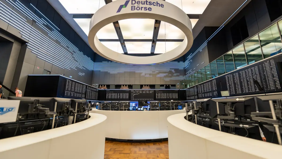 Deutsche Börse: ARCHIV - 03.08.2026, Hessen, Frankfurt am Main: Im Handelssaal ist ein großer Ring mit der Aufschrift Deutsche Börse aufgehängt. (zu dpa: «Deutsche Börse hebt dank höherer Zinsen Ziele an») Foto: Andreas Arnold/dpa +++ dpa-Bildfunk +++