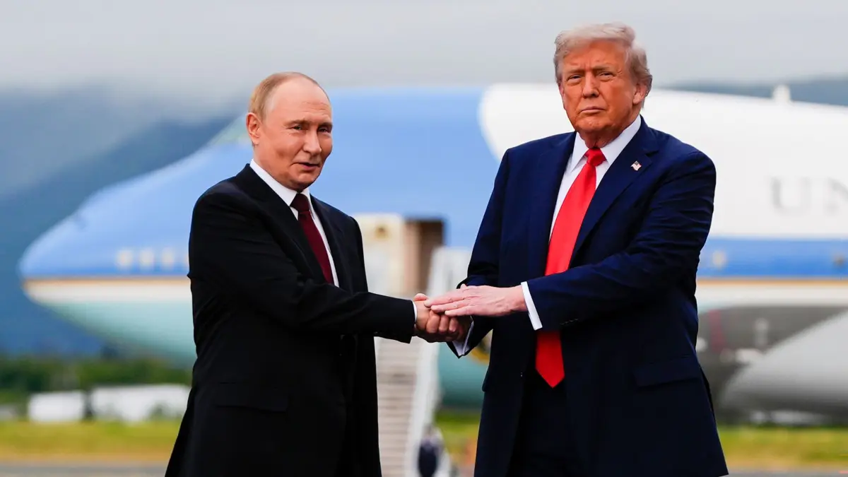 Putin und Trump: ARCHIV - 15.08.2025, USA, Joint Base Elmendorf-Richardson: US-Präsident Donald Trump begrüßt den russischen Präsidenten Wladimir Putin auf der Joint Base Elmendorf-Richardson, Alaska. Kremlchef Wladimir Putin hofft auf ein Treffen mit US-Präsident Donald Trump, um Fragen nuklearer Abrüstung zu besprechen. (zu dpa: «Kreml: Putin will mit Trump über atomare Abrüstung sprechen») Foto: Julia Demaree Nikhinson/AP/dpa +++ dpa-Bildfunk +++