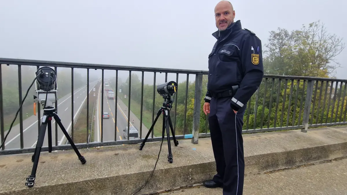 Überwachung auf der Pendlerachse: Pressesprecher Fabian Herkommer vom Polizeipräsidium Konstanz an der Messstelle auf der Ahldorfer Hochbrücke. Die Kabel am Boden leiten die Bilddaten direkt in den versteckten Messbus am Feldweg.