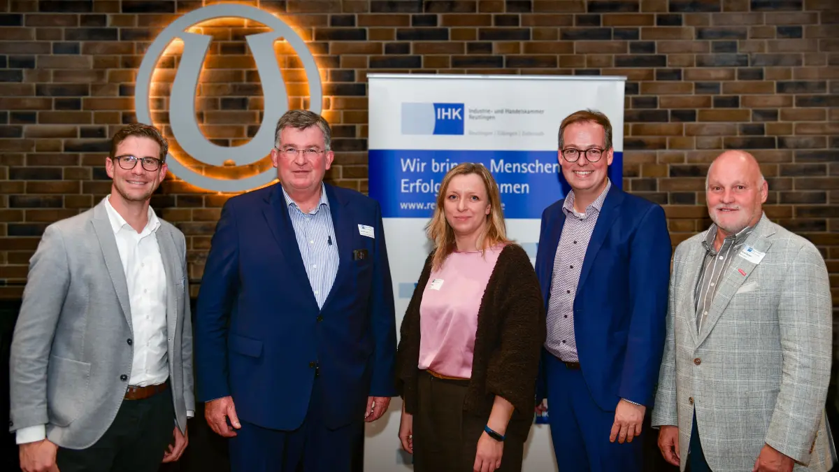 In der „Schmiede der Visionen“ der Tieringer Firma Interstuhl war die „IHK Reutlingen vor Ort“ in Meßstetten. Im Mittelpunkt des Abends stand die städtische Digitalisierung, die Diana Härter vorstellte. Ihr stehen zur Seite: Matthias Miklautz (von links), Joachim Link, Frank Schroft und Ernst Berger.