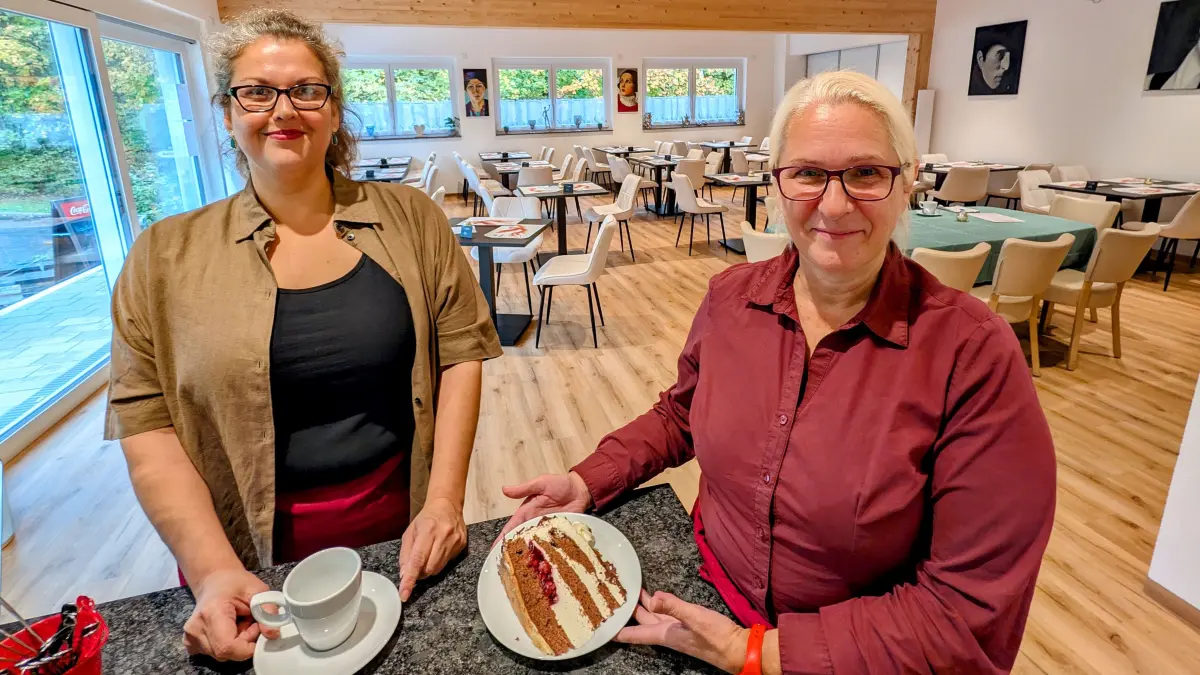Jasmin Blandin (links) und Nicole Walther sind die Betreiberinnen des Café Phönix am Schwenninger Waldfriedhof.