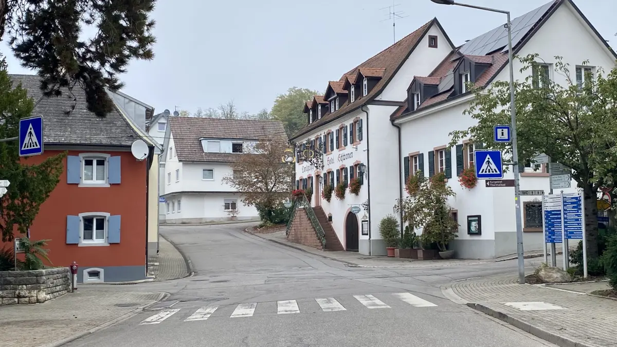 Die Ortsmitte mit der Straßenkreuzung Hertinger Straße (rechts), Eisengasse (links) und der durchgängigen Rheinstraße soll in Sachen Aufenthaltsqualität aufgewertet werden.