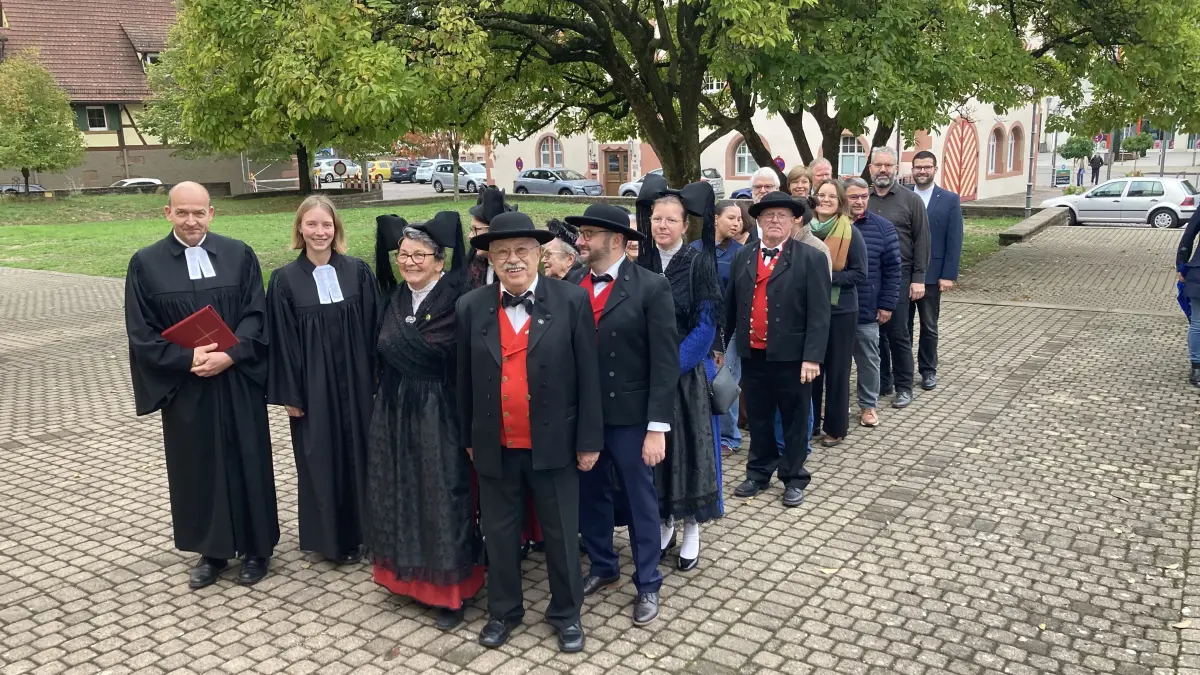 Vor dem Gang in die Kirche (von links): Dekan Becker, Pfarrerin Ellen Ohlhauser, die Trachtengruppe und der Kirchengemeinderat