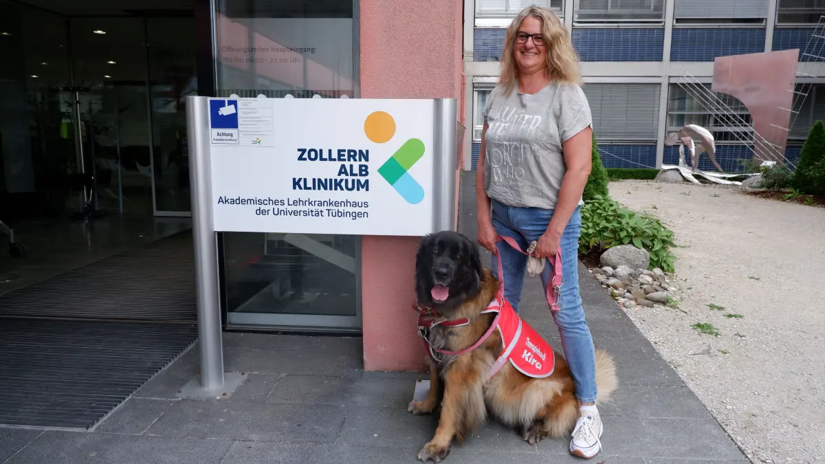 Sie sind das Team der tiergestützten Therapie auf der Palliativstation in Ebingen: Nicole Herr und ihre Hündin Kira vor dem Haupteingang. Einmal in der Woche kommen sie im Krankenhaus vorbei und besuchen Patientinnen und Patienten.