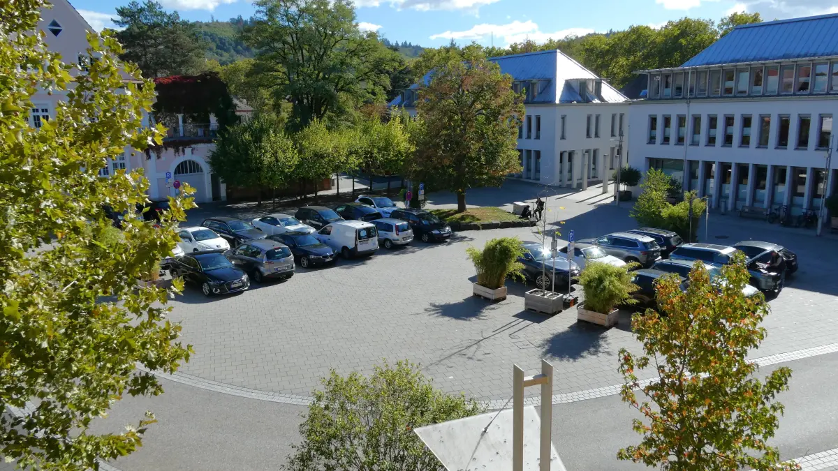 Bis vor wenigen Tagen durften noch Autos auf dem Rathausplatz geparkt werden, doch dieses Bild gehört nun der Vergangenheit
