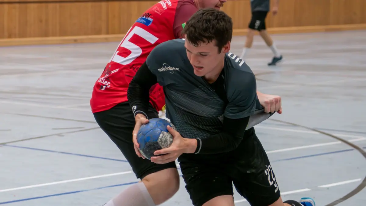Patrick Spinner vom HB Kinzigtal setzt sich im 1:1 durch.