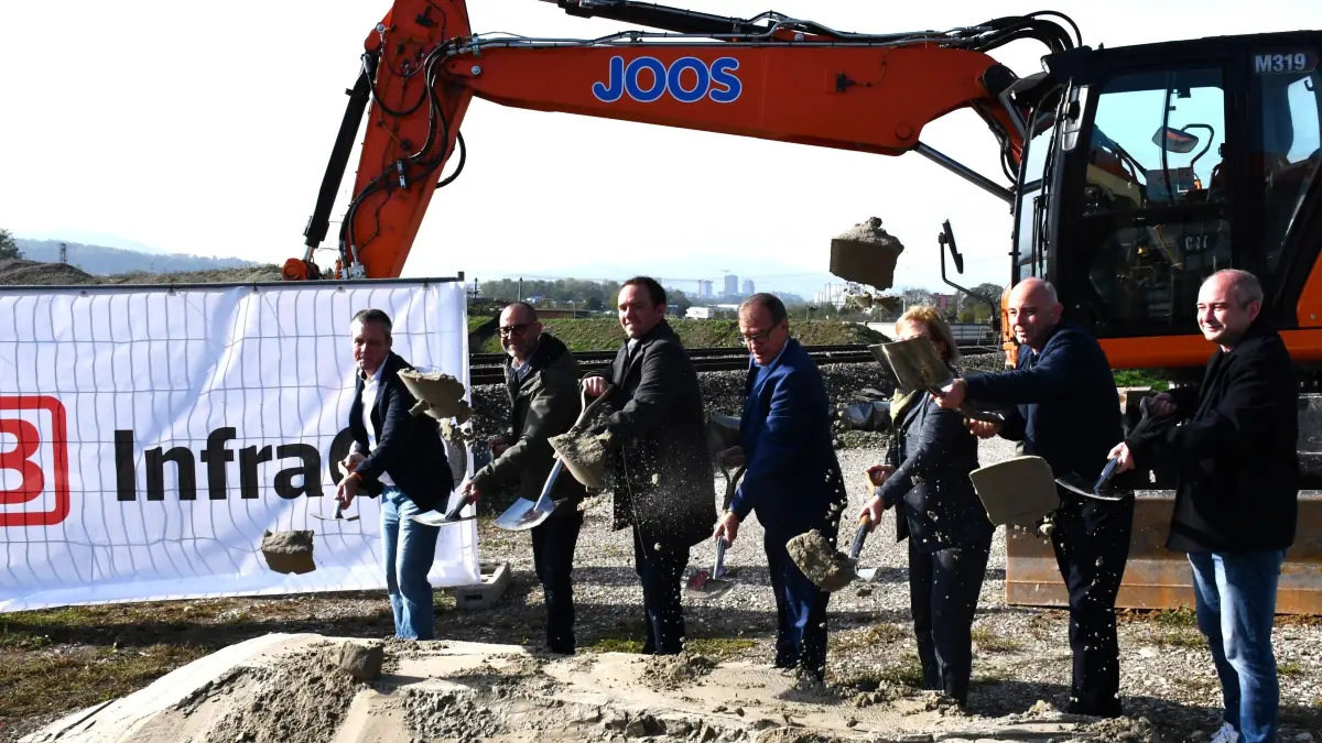 Nahmen den Spatenstich für den Bahnhaltepunkt Warmbach vor (von links):