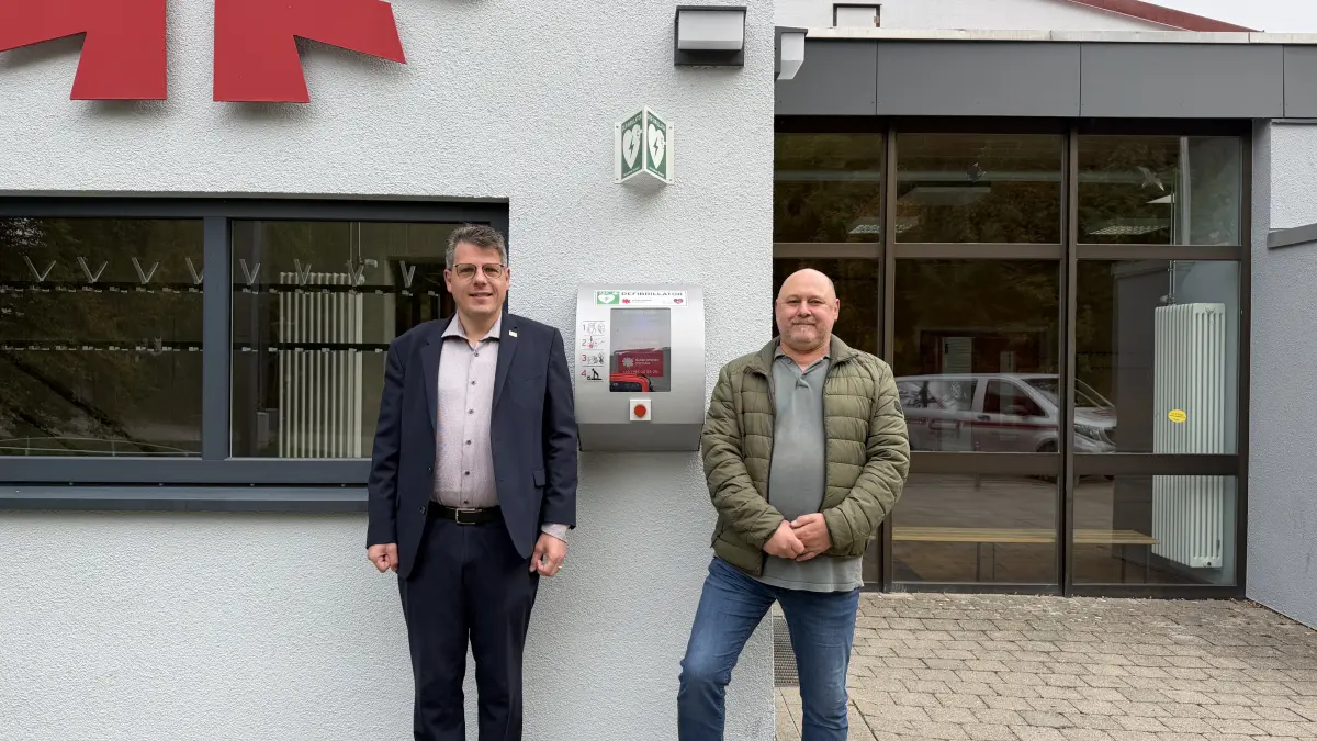 Ein neuer Defibrillator an der Turnhalle in Aistaig soll die Sicherheit im Ort stärken. Das ist das Ziel von Bürgermeister Matthias Winter und Ortsvorsteher Frank Ade.