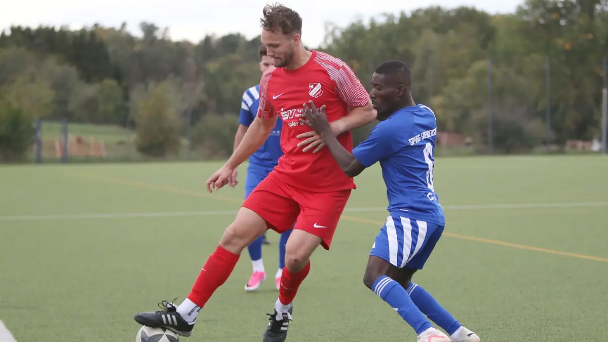 Die SpVgg Freudenstadt (in Blau) bezwang am sechsten Spieltag den SV Eutingen (in Rot) mit 4:3.
