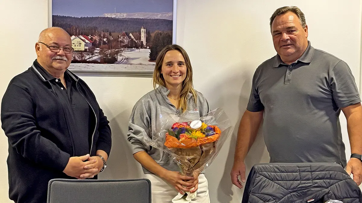 Shirin Kopf wird von Ortsvorsteher Karl Heinz Maier (links) und Fraktionskollege Bernd Krause verabschiedet.
