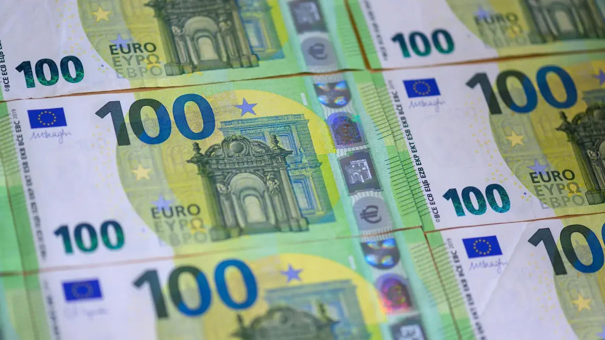 Illustration - Geld: ILLUSTRATION - Mehrere 100 Euro Banknoten liegen auf einem Tisch. (zu dpa: «Noch keine Einigung bei sächsischem Doppelhaushalt»)