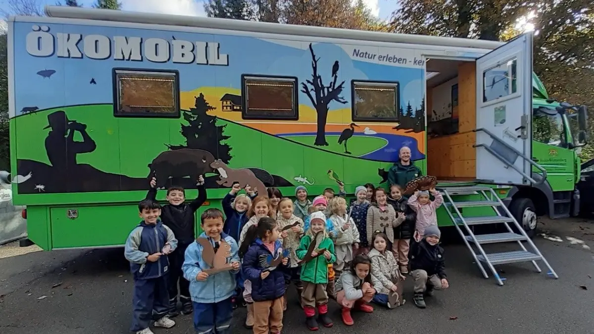 Die Kinder des Aistaiger katholischen Kindergartens Maria Königin waren mit dem Ökomobil auf Entdeckertour entlang des Neckars.