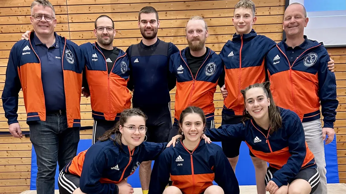 Der SV_Floezlingen_ feierte einen ungefährdeten Sieg (hinten von links): Sportwart Michael Müller Holger Wössner Marius Kramer Eduard Miller Mika Mauch Trainer Reiner Müller. Vorne: Malena Kramer Jana Ohnmacht Ariane Kramer