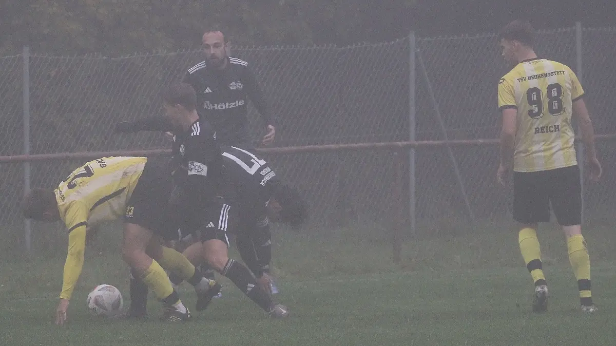 Die Partie zwischen dem TSV Neuhengstett und der SG Oberreichenbach/Würzbach war von schwierigen Sichtverhältnissen gekennzeichnet. Spielertrainer Wayne Reich (rechts) hatte trotzdem den Durchblick.