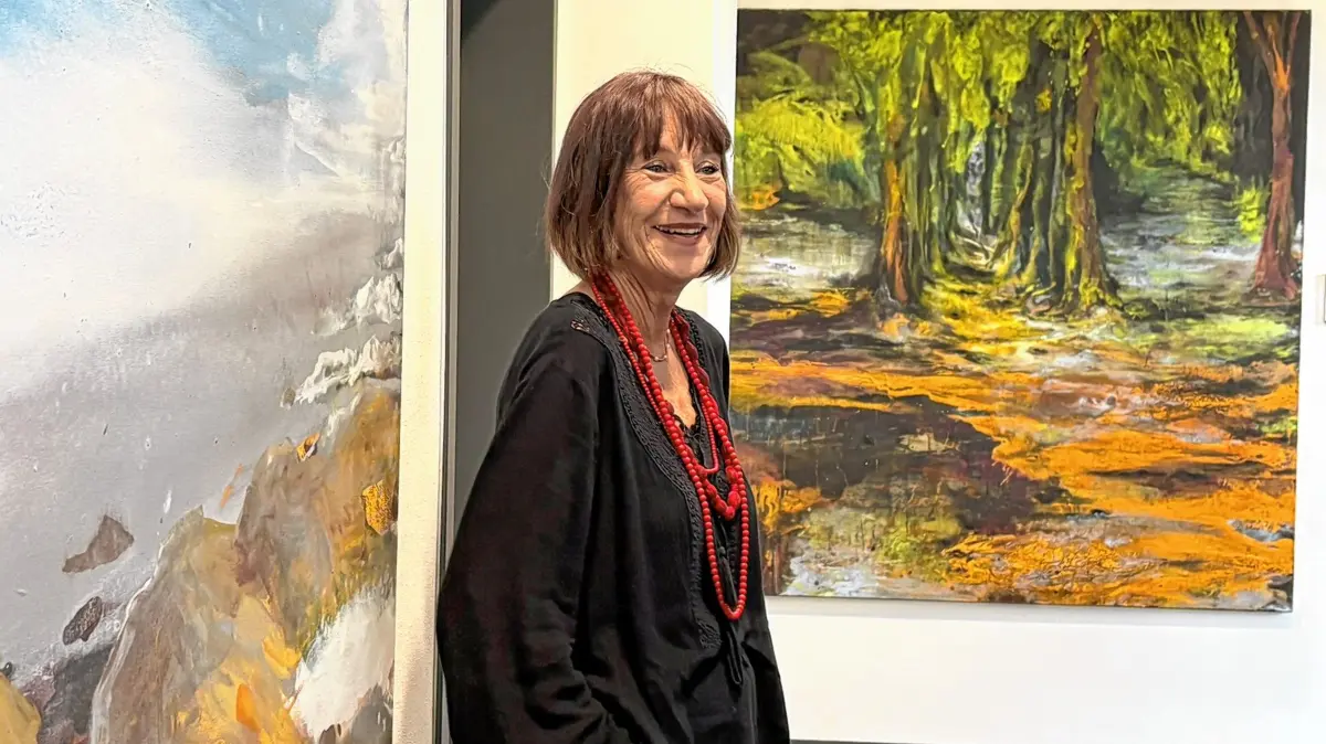 Die Künstlerin Marianne Hopf führte die Besucher der Vernissage durch die Ausstellung im Rathaus.