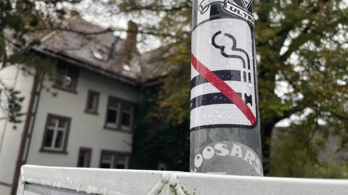 Rauchen verboten – das zeigt dieser Aufkleber an der Bushaltestelle Schwarzes Tor in St. Georgen. Seit Einführung der Regelung im Juni hat der Gemeindevollzugsdienst der Bergstadt immer mal wieder Verstöße dagegen festgestellt.