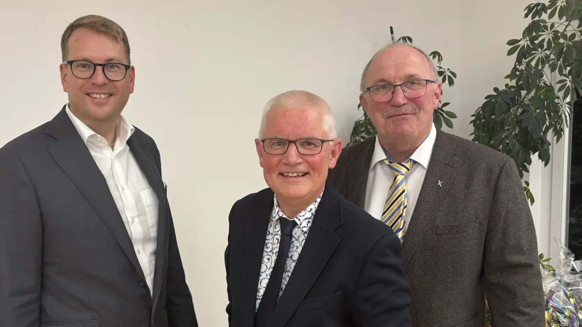 Georg Schenk (Mitte) wurde von David Grau (links) und Rainer König verabschiedet.