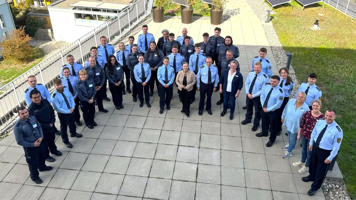 Oberbürgermeisterin Diana Stöcker (Mitte) begrüßt die neu in Weil am Rhein eingesetzten Beamtinnen und Beamten der Landes- und Bundespolizei sowie der Zollverwaltung und deren Vorgesetzte im Rathaus.