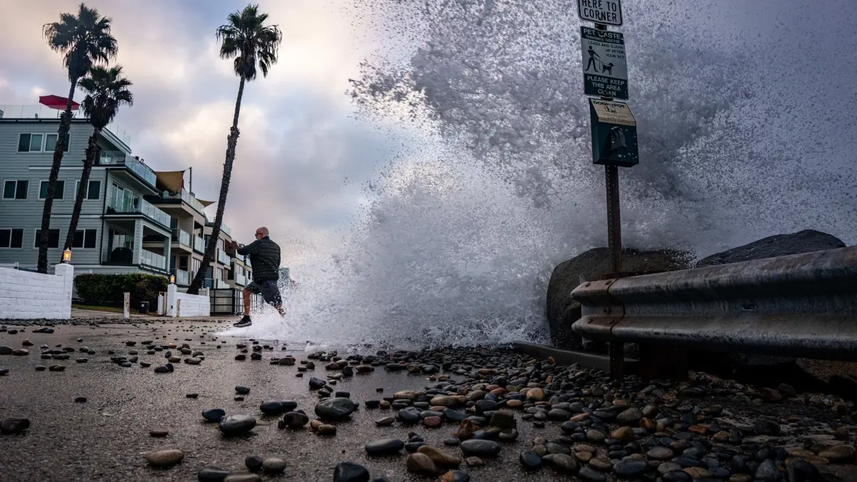 El Nino: ARCHIV - 09.10.2026, USA, Oceanside: Oceanside wird während einer historischen El-Niño-Saison von hohen Wellen heimgesucht. Kelvin-Wellen haben an der Küste erhebliche Schäden verursacht. Die für das Wetterphänomen El Niño entscheidende Meeresregion ist aktuell so warm wie noch nie seit Beginn der Aufzeichnungen. (zu dpa: «WMO warnt: Es droht El Niño mit beispielloser Stärke») Foto: Jake Lee Green/ZUMA Press Wire/dpa +++ dpa-Bildfunk +++