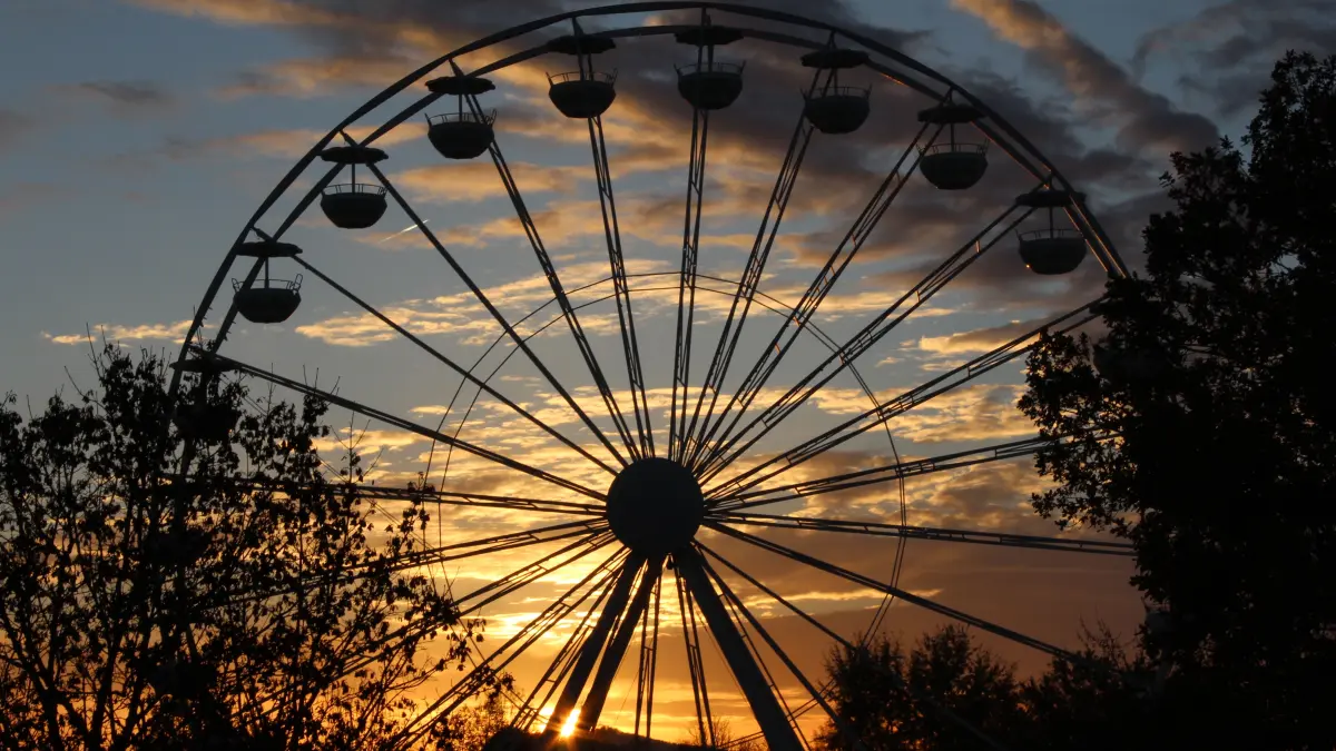Das Riesenrad bei Sonnenaufgang