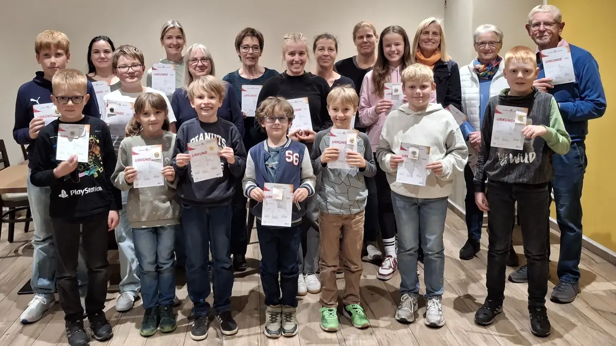20 Sportler haben in Zell die Leistungen für das Deutsche Sportabzeichen erbracht.