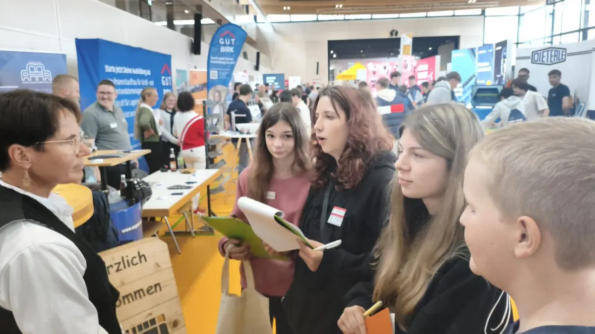 Beim Berufsforum in Villingendorf stehen die Unternehmen den zahlreichen interessierten Schülern Rede und Antwort.