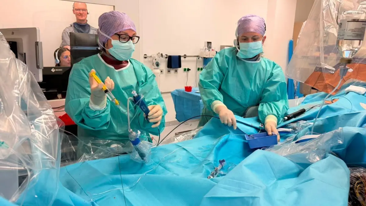 Die Experten aus der Kardiologie setzen einen PFA-Volt-Katheter gegen Vorhofflimmern ein.