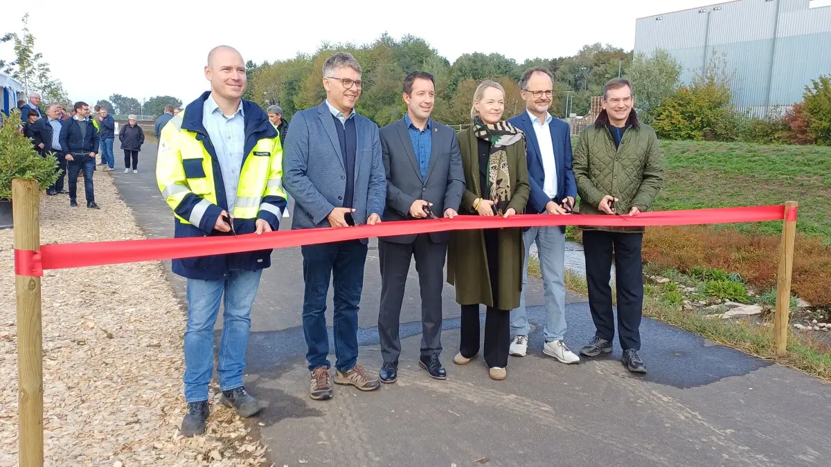 Mehr Hochwasserschutz in Achern: Zur offiziellen Inbetriebnahme wurde auf dem Acherdamm ein Band durchschnitten.
