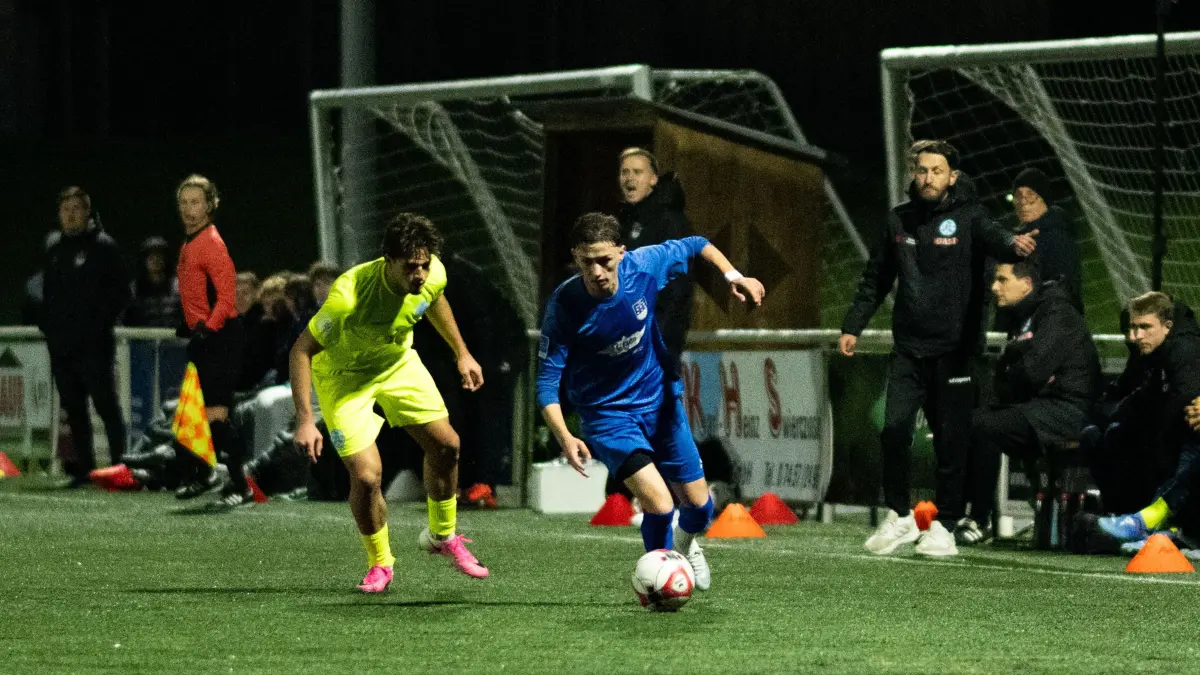 Die beiden Zehner im direkten Duell um den Ball: Arda Elmas (links, Stuttgarter Kickers) gegen Elvan Sokoli (TuS Ergenzingen).