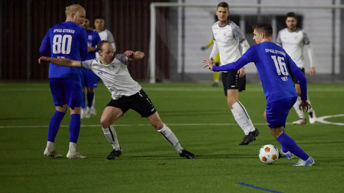 Pirmin Bonath (links, weißes Trikot) und seine Teamkollegen vom SV Oberwolfach wollen den Kontakt zur Tabellenspitze halten.