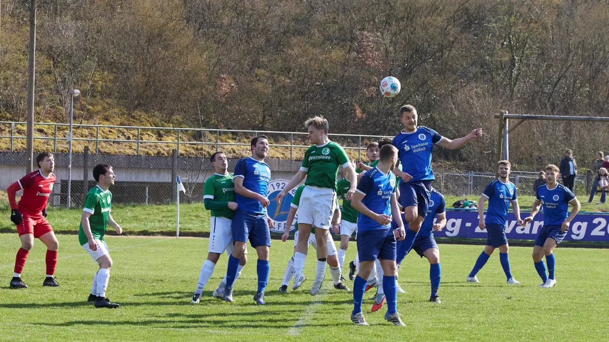 Der FC Wolfach (blaue Trikots) hat am Sonntag den SV Schapbach II zu Gast
