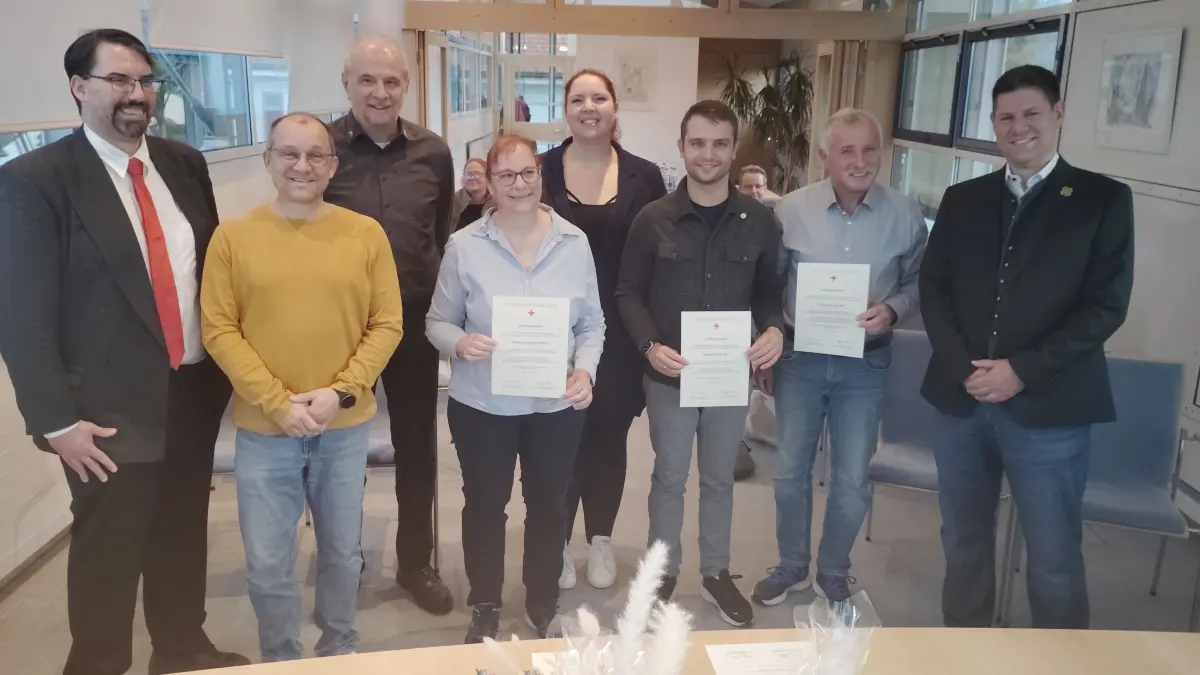 Andreas Sehburger (links) Vorsitzender des DRK-Ortsvereins Schömberg/Bad Liebenzell, und Bürgermeister Matthias Stepan (rechts) freuen sich über die Blutspender Stephan Rattenberger (von links), Jochen Buchholz, Michaela Mairhofer; Ronja Ragg sowie Benedikt und Hubertus Teufel.