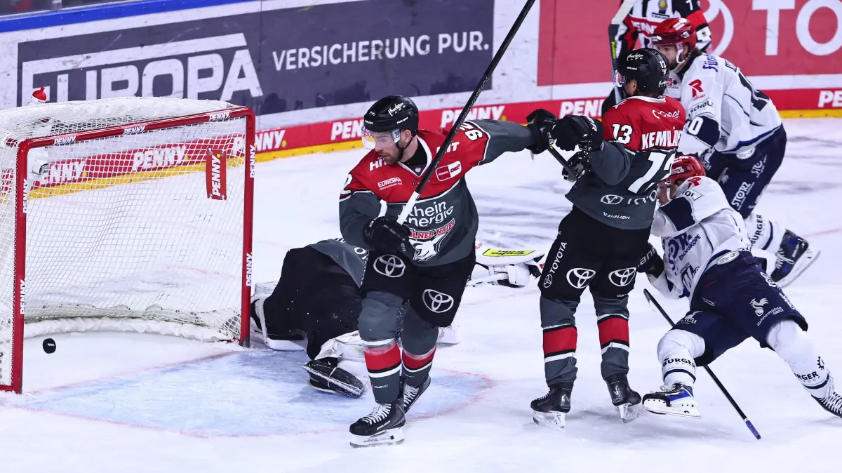 Mirko Hoefflin Schwenninger Wild Wings, 10, hinten rechts erzielt den Siegtreffer zum 3:2 fuer Schwenningen gegen Koeln GER, Koelner Haie vs Schwenninger Wild Wings, Eishockey, Penny DEL, 49. Spieltag, Spielzeit 2026/2027, 20.10.2026 GER, Koelner Haie vs Schwenninger Wild Wings, Eishockey, Penny DEL, 49. Spieltag, Spielzeit 2026/2027, 20.10.2026 Koeln *** Mirko Hoefflin of the Schwenninger Wild Wings, No. 10, in the back right, scores the game-winning goal to make it 32 for Schwenningen against Cologne, GER Cologne Sharks vs. Schwenninger Wild Wings, ice hockey, Penny DEL, Matchday 49, 20262027 season, October 20, 2026, GER, Kölner Haie vs. Schwenninger Wild Wings, ice hockey, Penny DEL, Matchday 49, 20262027 season, October 20, 2026, Cologne Copyright: xEibner-Pressefoto/RenexWeissx EP_RWS