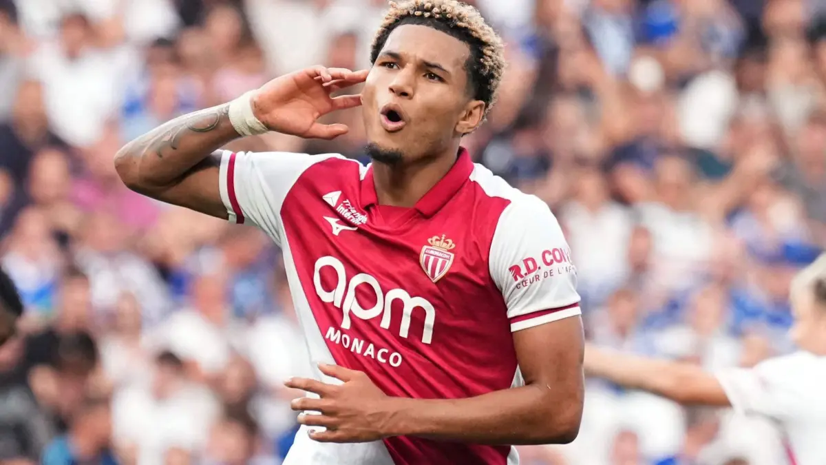 Paris Brunner: Fußball, Männer: Ligue 1, Frankreich, Racing Straßburg - AS Monaco, 4. Spieltag, Stade de la Meinau, Paris Brunner (M), jubelt nach seinem Tor zum 1:1. (zu dpa: «Paris Brunner glänzt in Monaco – und sucht seine Grenzen»)