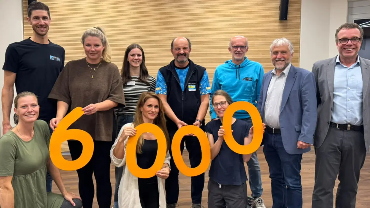 Michael Schreiner und Stephan Maier (von rechts) freuen sich: Das Orga- und Vorstandsteam des Schwarzwald Bike Marathons überbringt eine Spende in Höhe von 6.000 Euro. Streckenchef Thomas Hettich, Vorsitzender Josef Herdner, Geschäftsführerin Alexandra Bursian (ganz links) und Jan Baum sowie einige „Katha-Eltern“ versammeln sich zum Gruppenbild.