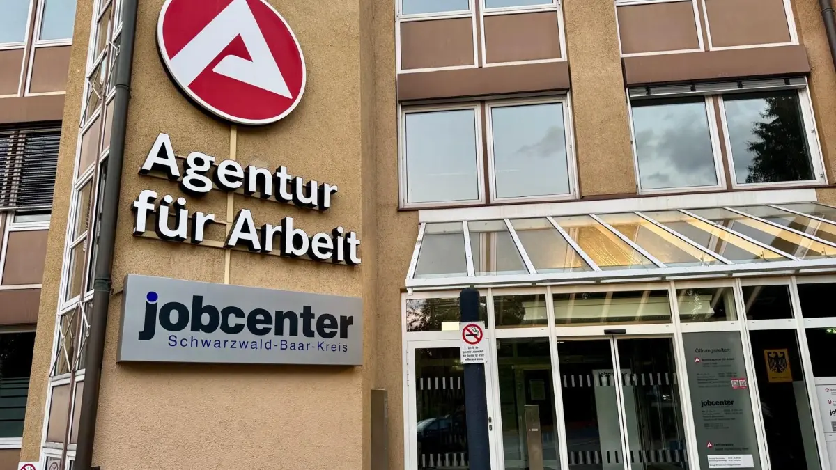 Das Jobcenter wird von der Agentur für Arbeit und dem Landkreis Schwarzwald-Baar-Kreis als gemeinsame Einrichtung getragen. Hier werden Anträge auf Grundsicherung (früher: Bürgergeld) bearbeitet.