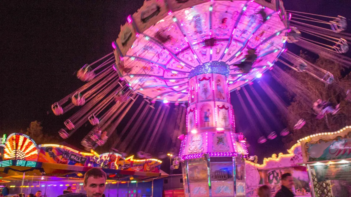 Bunt geht es auf dem Schätzele-Markt in Tengen zu - auch am Abend.